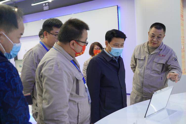 展厅产品介绍调研结束后钱丹青主任对鑫源链工厂的参观通道,企业